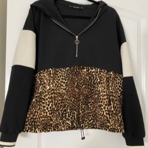 ZARA BASIC BLACK CHEETAH AND WHITE STRIPED HALF ZIP SZ S